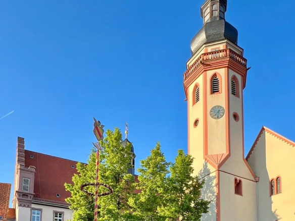 Historischer Kirchturm in der Ettlinger Altstadt bei Sonnenschein