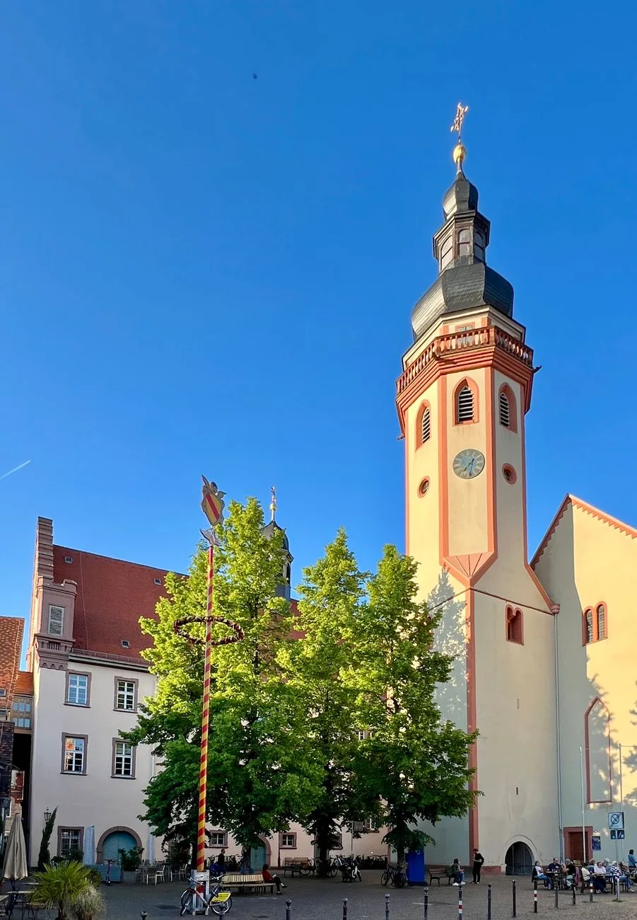 Historischer Kirchturm in der Ettlinger Altstadt bei Sonnenschein