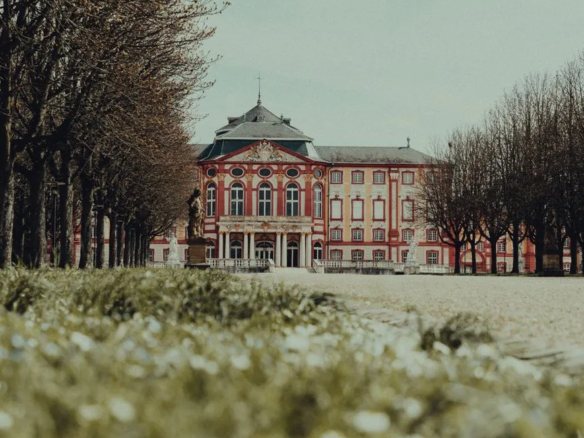 Schloss Bruchsal umgeben von Bäumen im Frühling