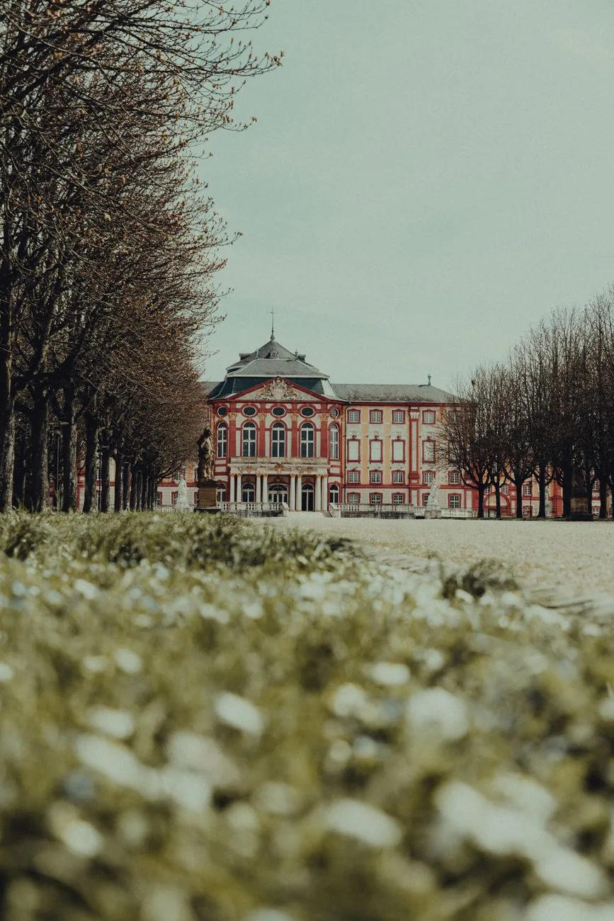 Schloss Bruchsal umgeben von Bäumen im Frühling