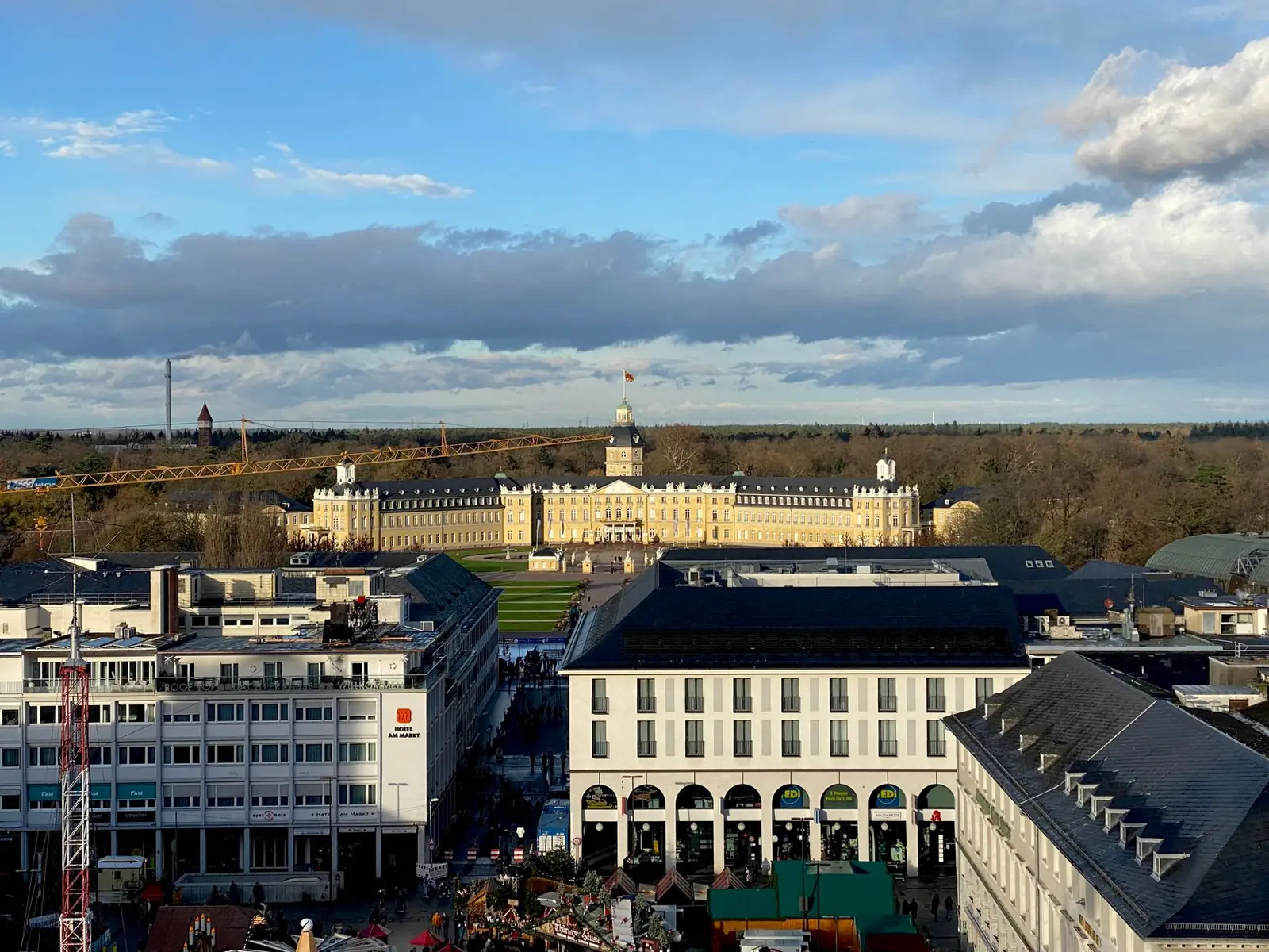 Luftaufnahme des Schlosses Karlsruhe mit umliegender Stadtarchitektur