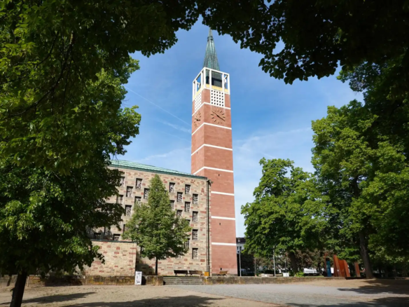 Stadtkirche Pforzheim mit markanter Architektur im Sonnenlicht