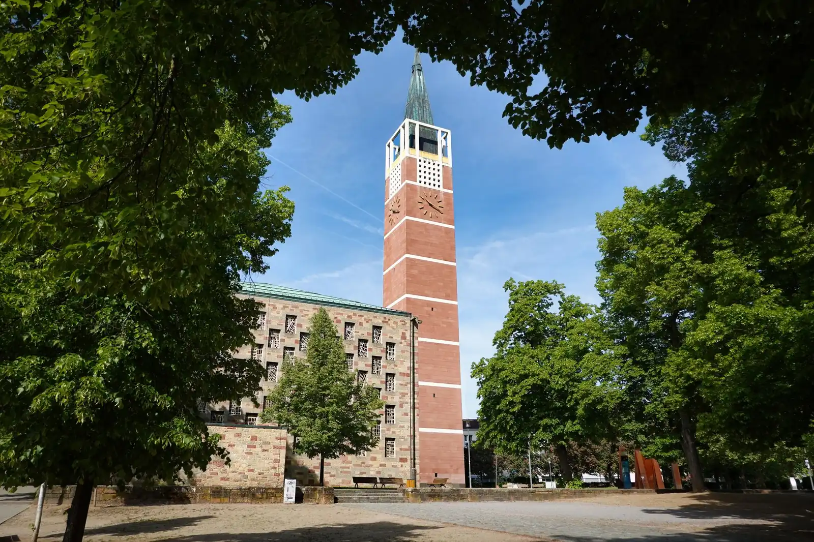 Stadtkirche Pforzheim mit markanter Architektur im Sonnenlicht