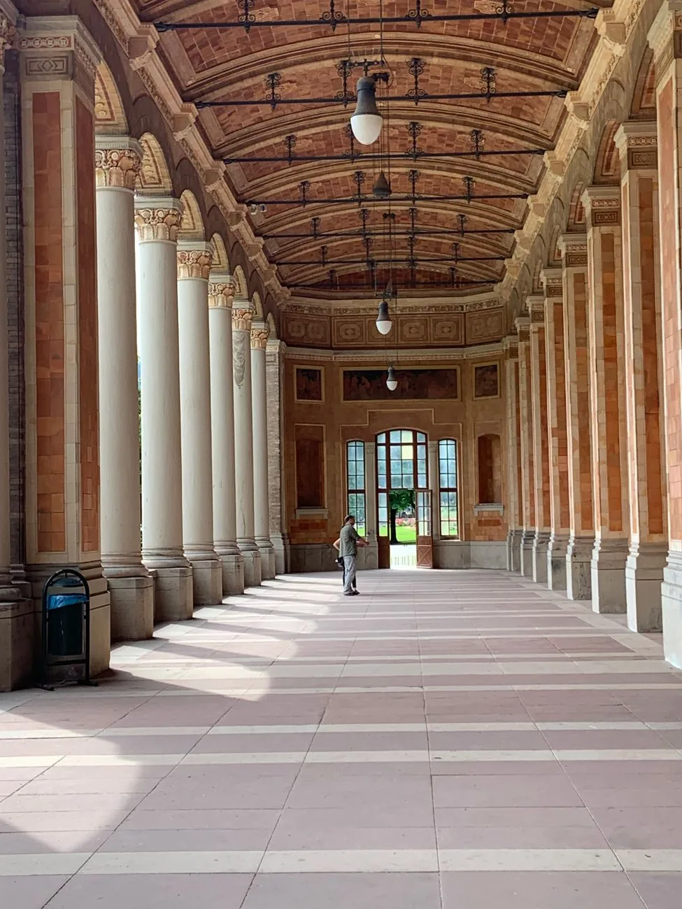 Historische Trinkhalle mit klassizistischen Säulen in Baden-Baden