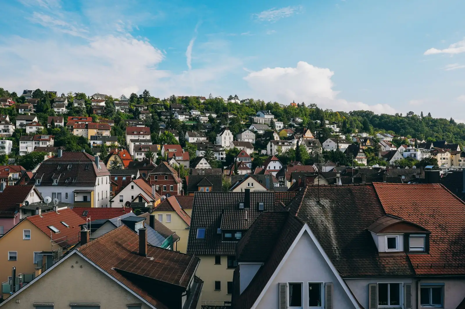 Wohngebiet mit Einfamilien- und Mehrfamilienhäusern in Hanglage